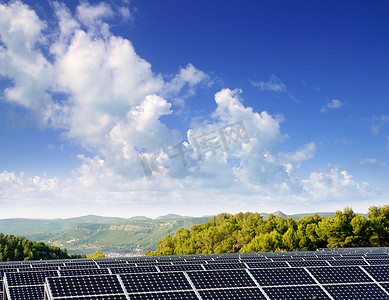 山谷村的绿色能源太阳能板