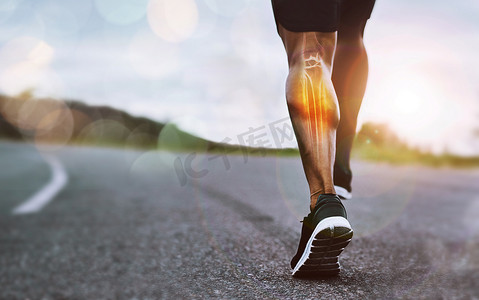 跑步腿、户外街道空间和带 X 射线的模型、关节痛和自然锻炼以促进健康。