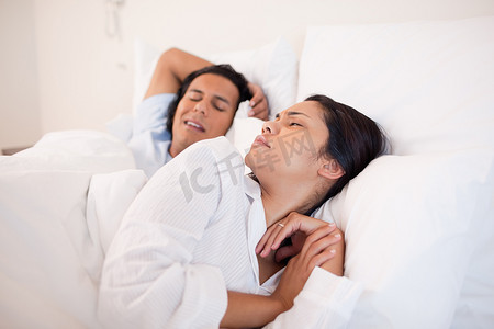 女人被打呼噜的男朋友吵醒