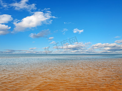 蓝色湖水摄影照片_海平面