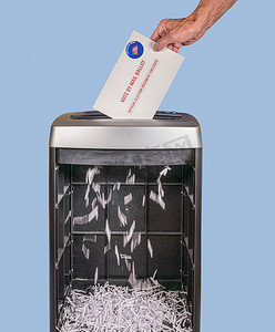 邮寄信封在办公室碎纸机中被粉碎的缺席选票
