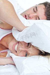 压力大的女人躺在床上，男友在打鼾