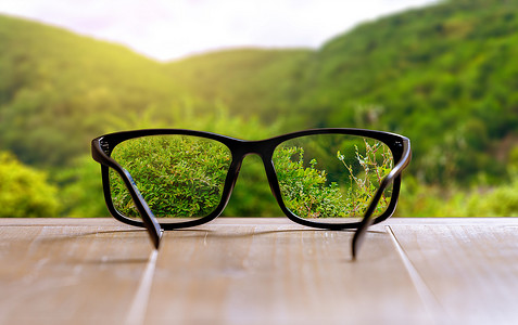改善视力从模糊到清晰的眼镜