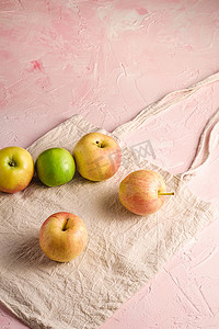 可重复使用的纺织食品袋上的新鲜甜苹果