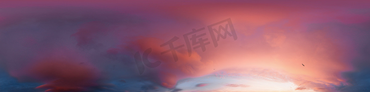 天空粉色摄影照片_日落天空全景与戏剧性明亮发光的粉红色积云。 