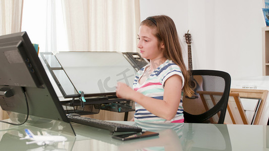 十几岁的女孩在她的电脑上打视频电话