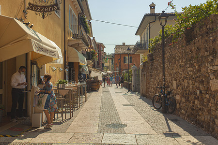 走在 Lazise 胡同 3 上的人们