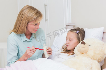 妈妈给女儿吃止咳药