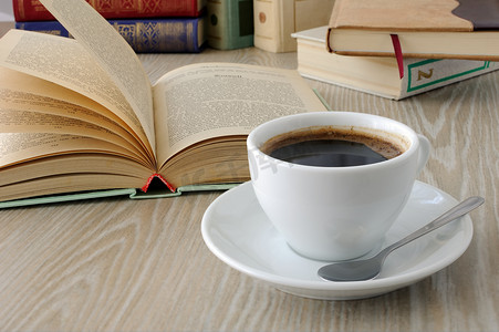 放书摄影照片_桌上放着一杯咖啡和书
