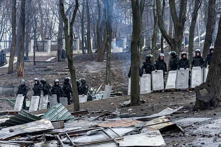 部队摄影照片_Maidan - 在 Maidan barr 旁边的 Hruschevkoho 街上的警察部队