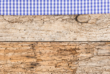 厨房桌面背景摄影照片_复古木桌面背景纹理，带质朴的蓝色桌布