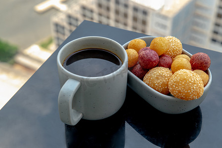 早上供应早餐，包括热黑咖啡、芝麻炸红薯球、炸紫薯和黄薯球。