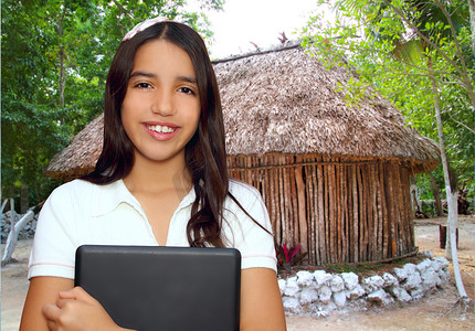 黑发少女学生印度拉丁文拿着笔记本电脑