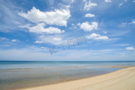 白沙滩海景自然背景，蓝天清波水
