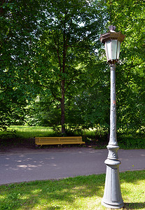 老式复古公园灯杆和木凳