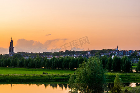 日落时的 Rhenen 城市景观，荷兰美丽的乡村小镇