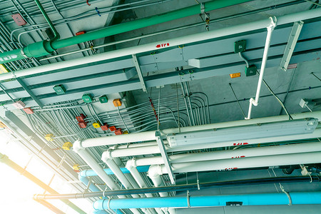 安装在天花板上的电缆电气管道系统和镀锌钢管。