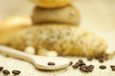 柳条垫上的面包和咖啡
