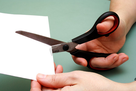 妇女用剪刀手剪纸