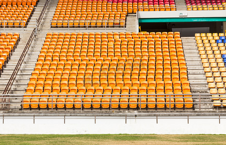 音乐会摄影照片_一排排空荡荡的塑料体育场座位