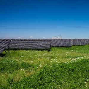 晴天的太阳能电池板：su 上的太阳能电池板