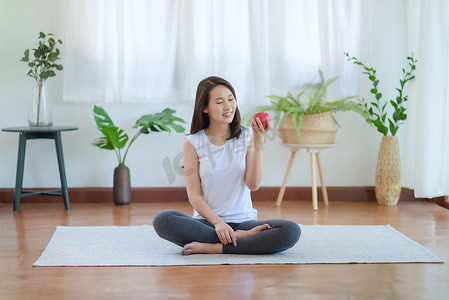 美丽的亚洲女性通过在家锻炼健康潮流生活方式来保持健康