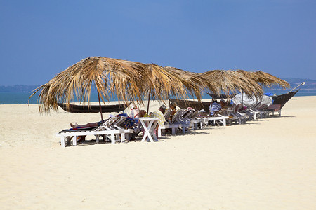 椰子遮阳伞海洋和海滩