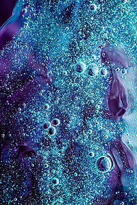 抽象紫色液体背景、油漆飞溅、漩涡图案和水滴、美容凝胶和化妆品质地、当代魔法艺术和科学作为豪华平板设计