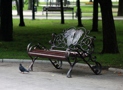 秋天公园的金属锻造长椅，心中有一对恋人