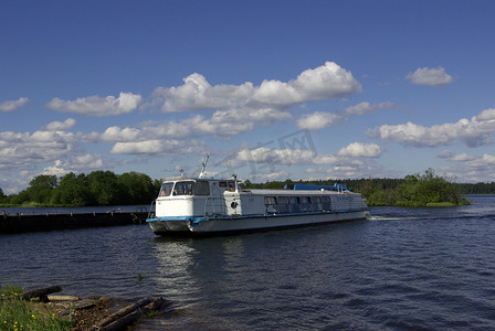 “俄罗斯瓦尔代美丽湖上的船”