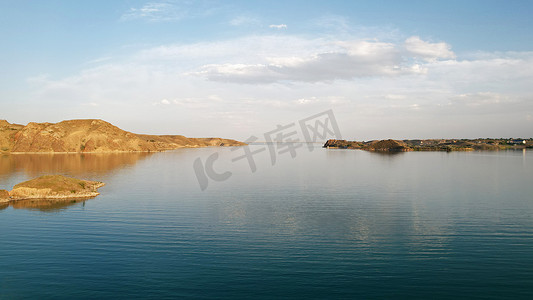 哈萨克斯坦地标摄影照片_飞越一个有岛屿和岩石的湖。