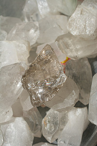 矿物岩石摄影照片_黄水晶半宝石作为矿物岩石 geode 晶体