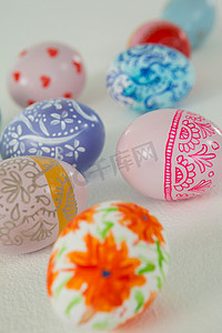 彩绘花卉摄影照片_白色背景上的彩绘复活节彩蛋