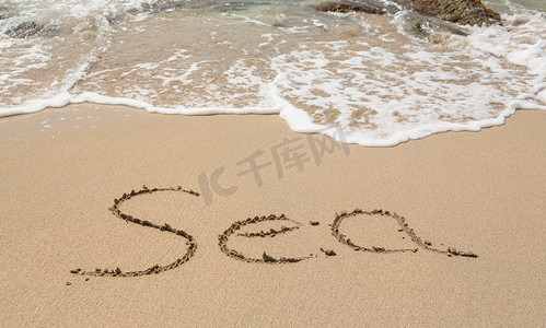 圣字摄影照片_海洋字在沙子里画画
