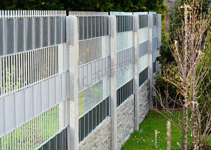 用电摄影照片_用电线板和混凝土柱制成的花园围栏