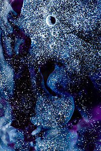 抽象蓝色液体背景、油漆飞溅、漩涡图案和水滴、美容凝胶和化妆品质地、当代魔法艺术和科学作为豪华平板设计
