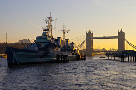 HMS 贝尔法斯特和塔桥在日出