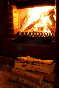 温暖家庭摄影照片_深夜温暖壁炉的照片