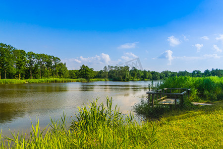 荷兰 Bergen op zoom 的 Halsteren 的带码头的水湖