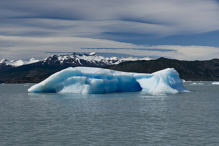 漂浮在阿根廷湖上的冰山