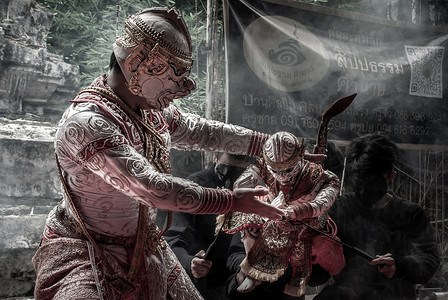 在 Klong Bang Luang 水上市场的 Baan Silapin（艺术家之家），Ramakien 或 Ramayana 故事中的哈努曼传统木偶与来自 Ramayana 史诗故事的泰国木偶演员。