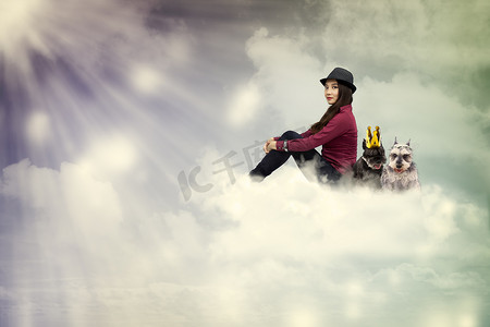 带着狗坐在云上的年轻女人