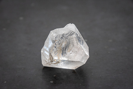 由地球内部的火山热和压力形成的 Dob 毛坯钻石