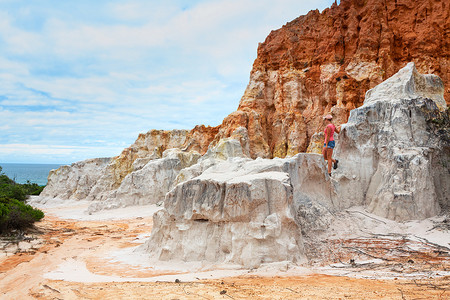 澳大利亚伊甸园本男孩的红白岩石