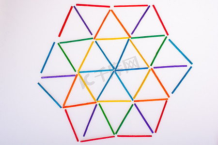 活动几何图形摄影照片_以五颜六色的棍子作为教育概念的几何图形三角形