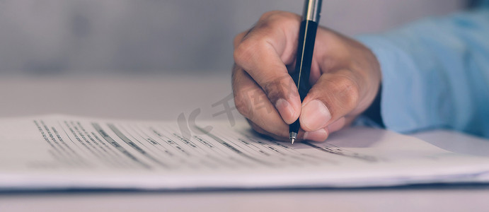 商人的手签署关于在办公室办公桌上取得成功的协议的合同，用笔的人签名文件文书工作，法律保险和交易决策，商业理念。