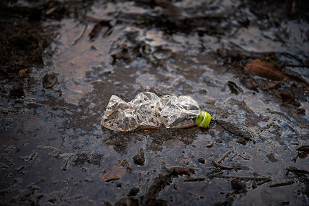 漂浮碎片摄影照片_废塑料污染