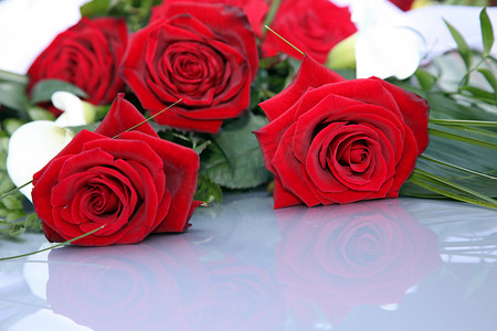 喜庆大红摄影照片_浪漫的红玫瑰花束