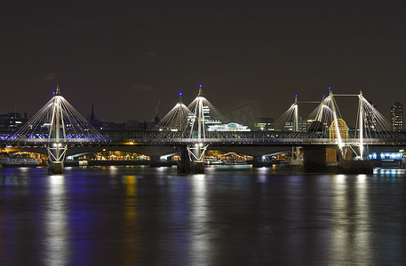 夜晚的伦敦银禧桥