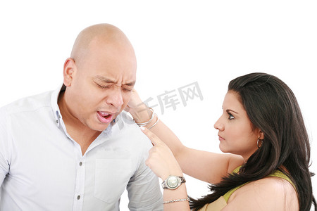 美丽的白人女人在男友偷偷摸摸的时候扭着他的耳朵